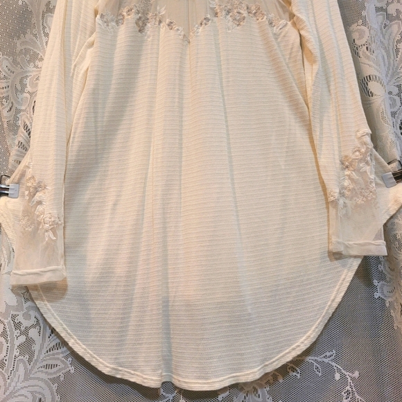 Free People Womens Sz M Sheer White w/ Beautiful Floral Embroidery - Picture 9 of 11